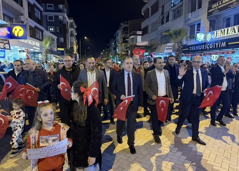 Turgutlu'da “29 Ekim Cumhuriyet Bayramı'' Etkinlikleri Kapsamında Fener Alayı Düzenlendi