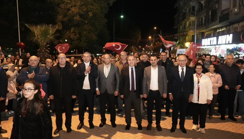 Turgutlu'da “29 Ekim Cumhuriyet Bayramı'' Etkinlikleri Kapsamında Fener Alayı Düzenlendi
