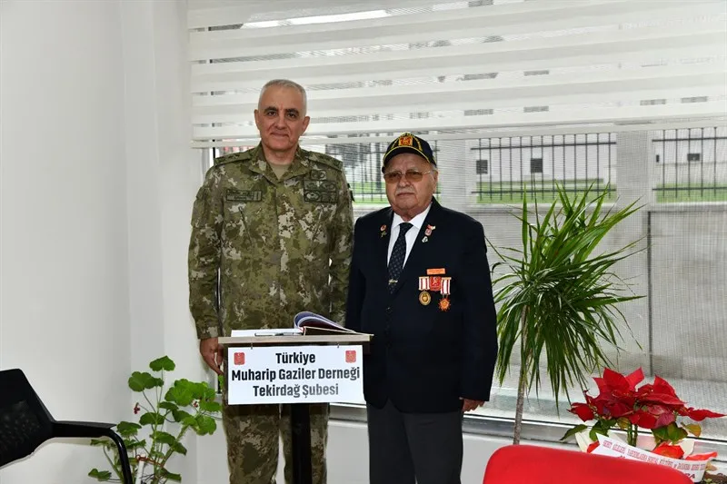 Vali Soytürk ve Kolordu Komutanı Alâ, Muharip Gaziler Derneğini ziyaret etti