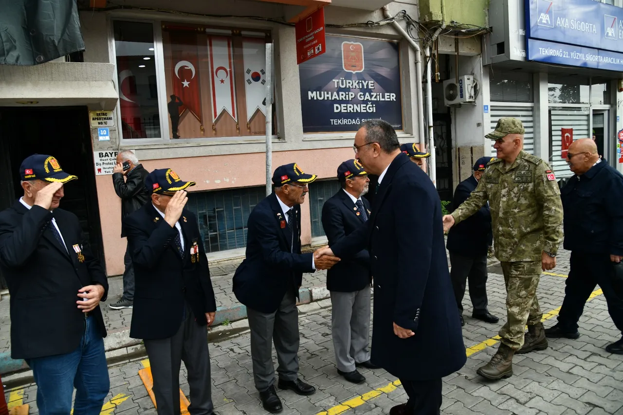 Vali Soytürk ve Kolordu Komutanı Alâ, Muharip Gaziler Derneğini ziyaret etti