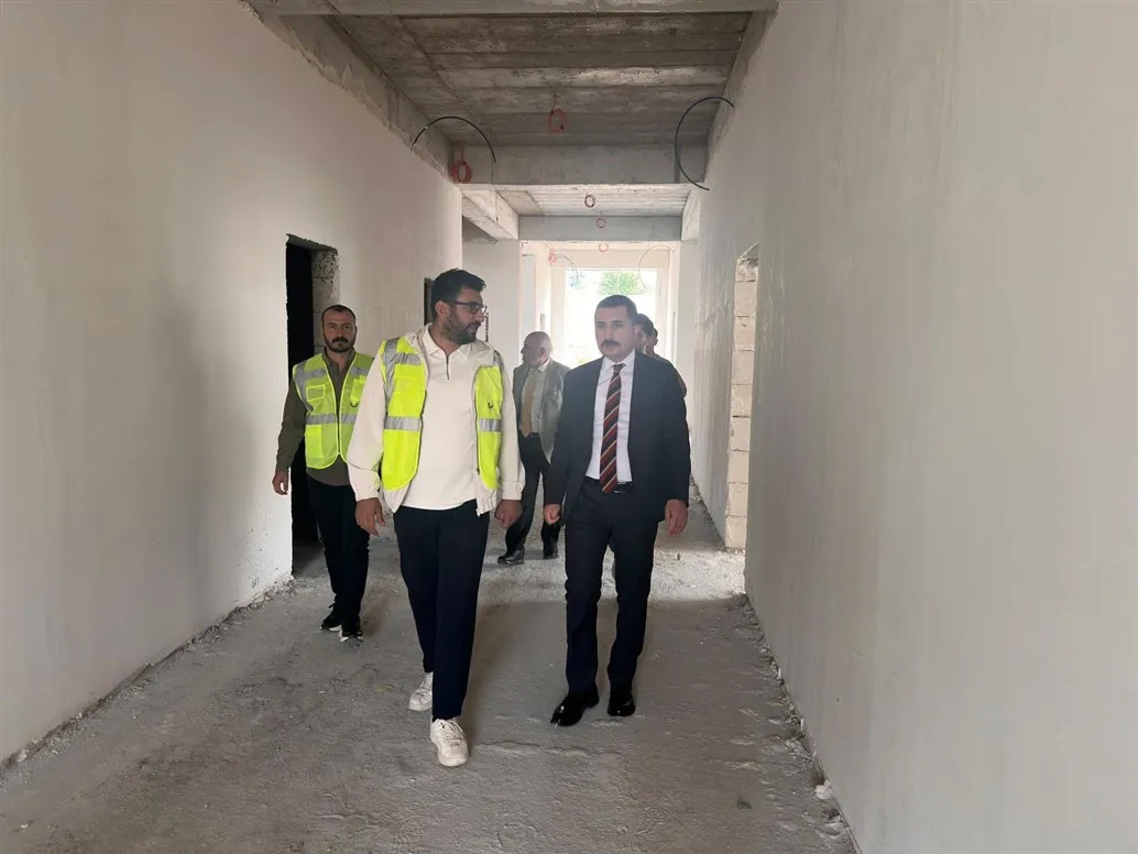 Yeşilli Kaymakamı Öztürk ile Yeşilli Belediye Başkanı Demir, yapımında sona yaklaşılan Anaokulu’nu inceledi