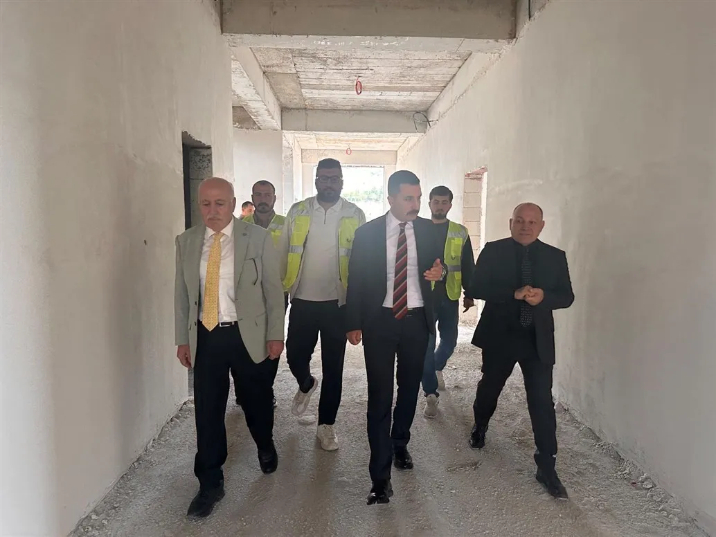 Yeşilli Kaymakamı Öztürk ile Yeşilli Belediye Başkanı Demir, yapımında sona yaklaşılan Anaokulu’nu inceledi