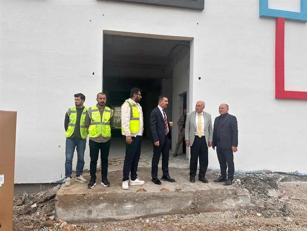 Yeşilli Kaymakamı Öztürk ile Yeşilli Belediye Başkanı Demir, yapımında sona yaklaşılan Anaokulu’nu inceledi