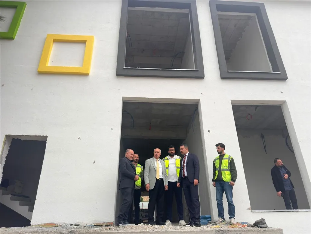 Yeşilli Kaymakamı Öztürk ile Yeşilli Belediye Başkanı Demir, yapımında sona yaklaşılan Anaokulu’nu inceledi