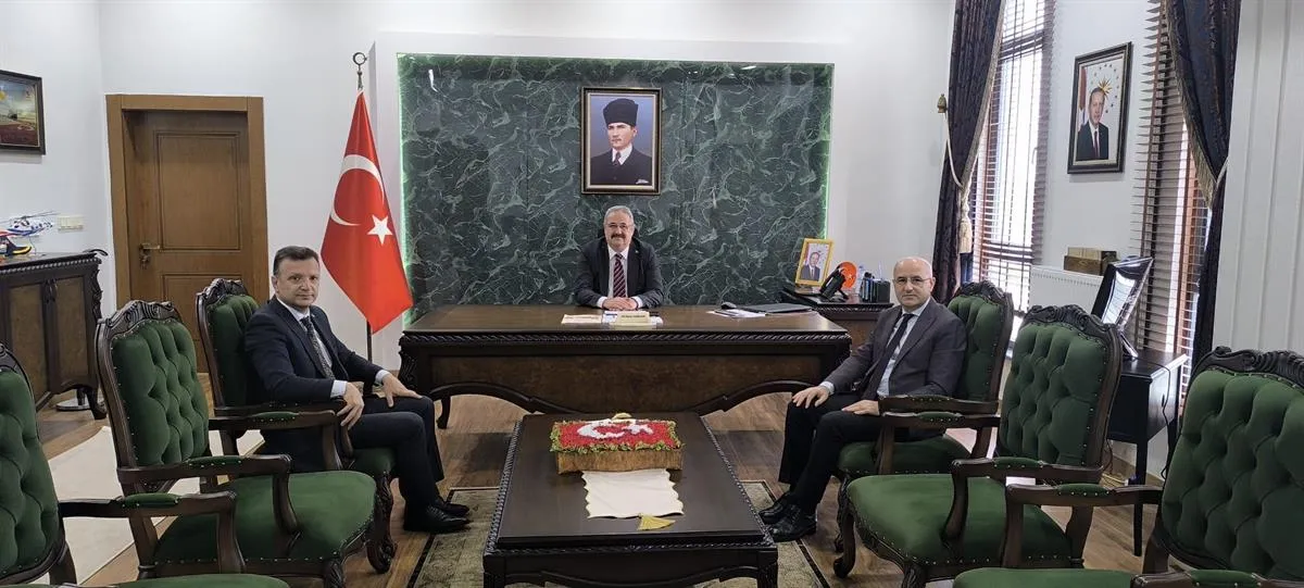 İlahiyat Fakültesi Dekanı Sancar ve öğretim Üyesi İbrahim Turan, Kaymakam Sağlam’ı ziyaret etti