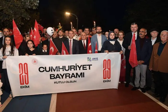 Ünye’de Cumhuriyet Coşkusu Fener Alayı ile taçlandı