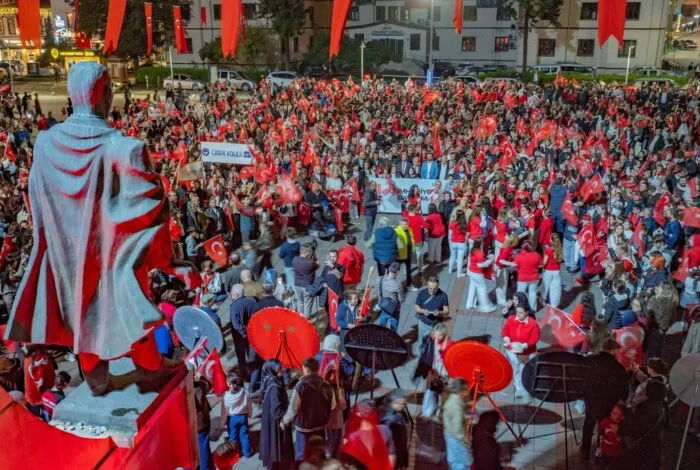 Ünye’de Cumhuriyet Coşkusu Fener Alayı ile taçlandı