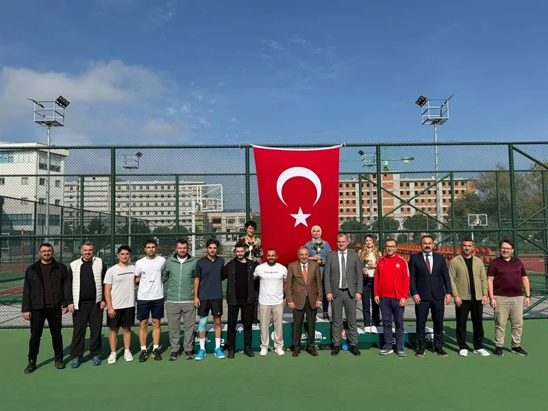 29 Ekim Cumhuriyet bayramı kapsamında düzenlenmiş olan kort tenisi turnuvası ödül töreni