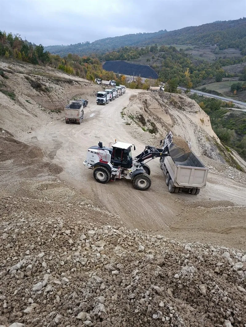 Taşova Alçakbel Köyü ve mezralarında 6,5 kilometrelik stabilize yol çalışması tamamlandı