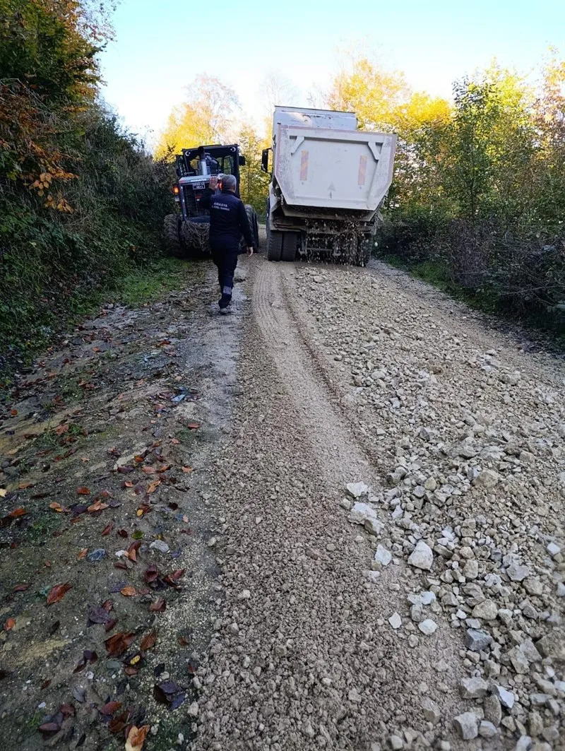 Taşova Alçakbel Köyü ve mezralarında 6,5 kilometrelik stabilize yol çalışması tamamlandı