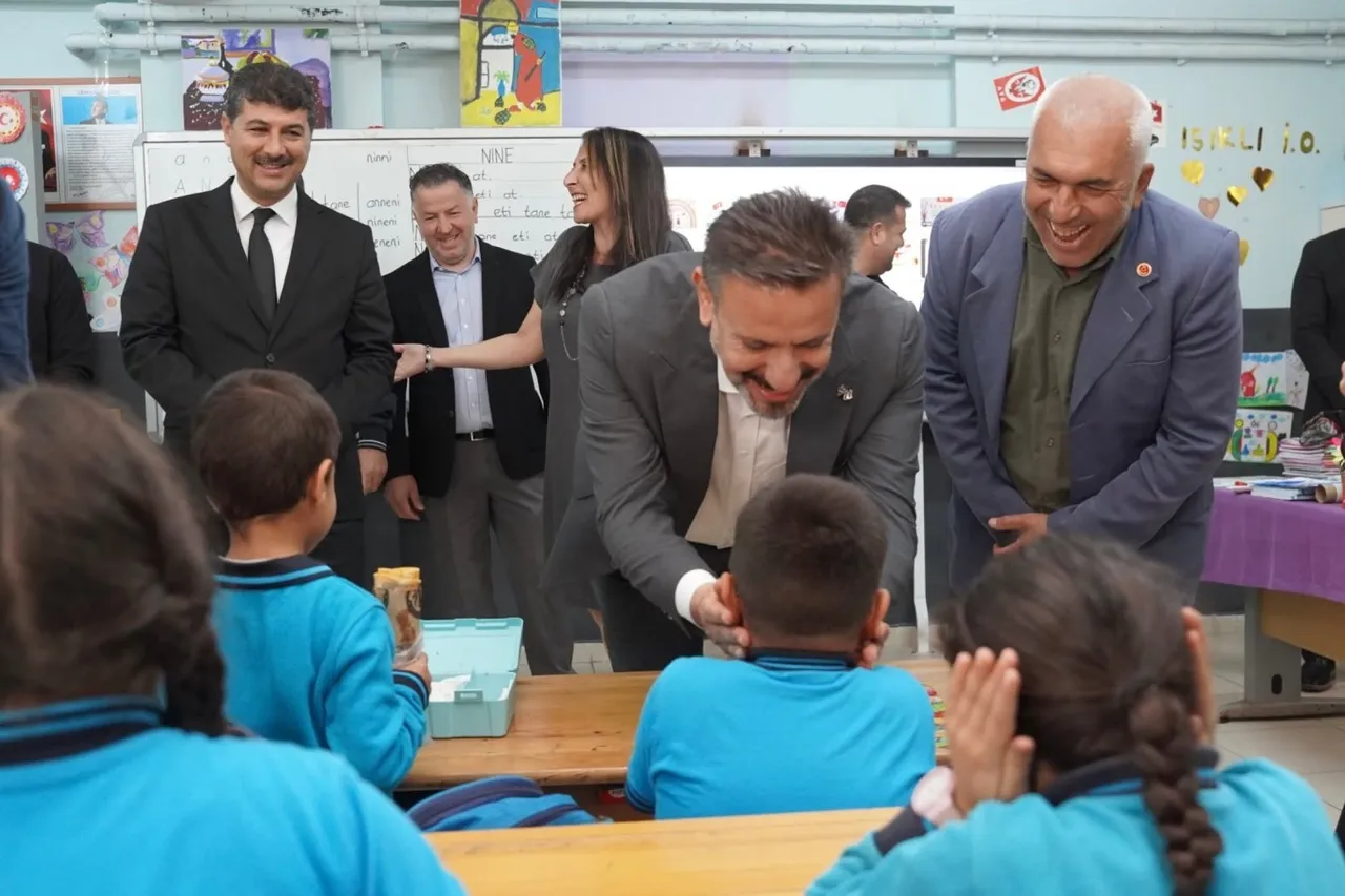 Başkan Sami Üstün Işıklı ve Kale'de öğrencilerle aynı sofrada