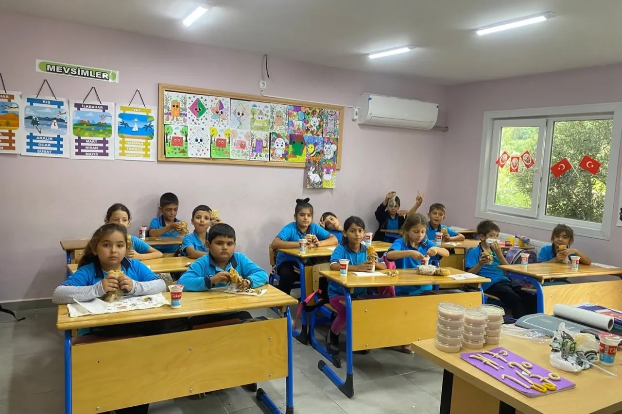 Başkan Sami Üstün Işıklı ve Kale'de öğrencilerle aynı sofrada