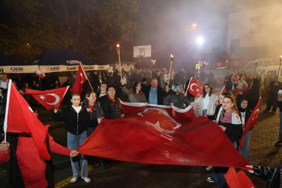 Canik'te Cumhuriyet coşkusu fener alayıyla taçlandı