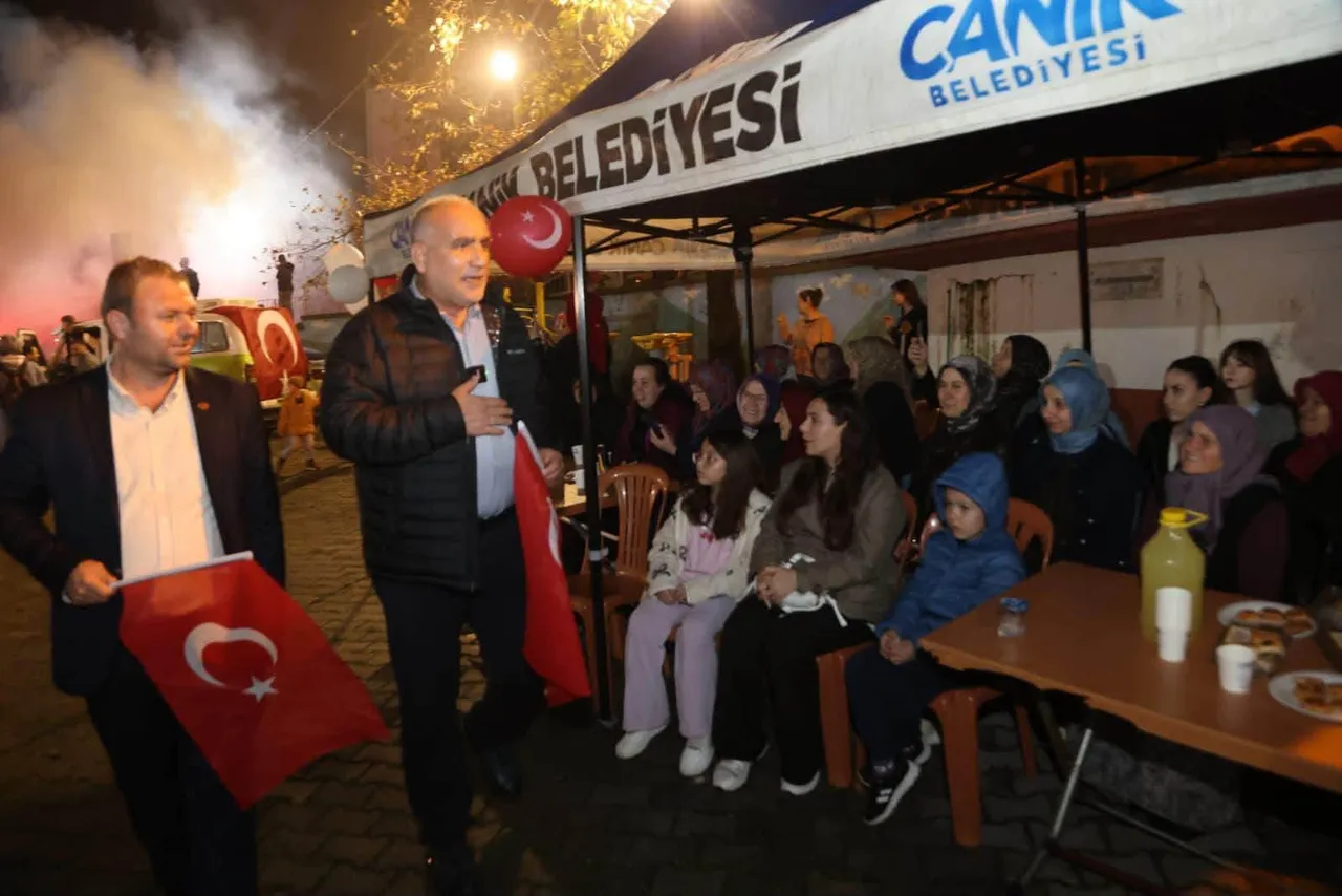 Canik'te Cumhuriyet coşkusu fener alayıyla taçlandı