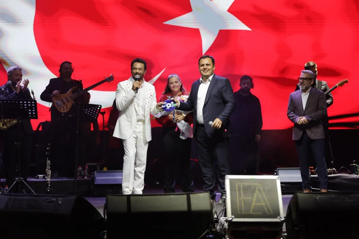 Dalaman’da Cumhuriyet Coşkusu Emre Altuğ konseriyle zirveye çıktı