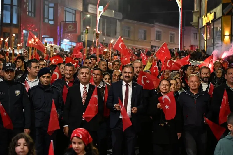 29 Ekim Cumhuriyet Bayramı coşkusu fener alayı ile taçlandı