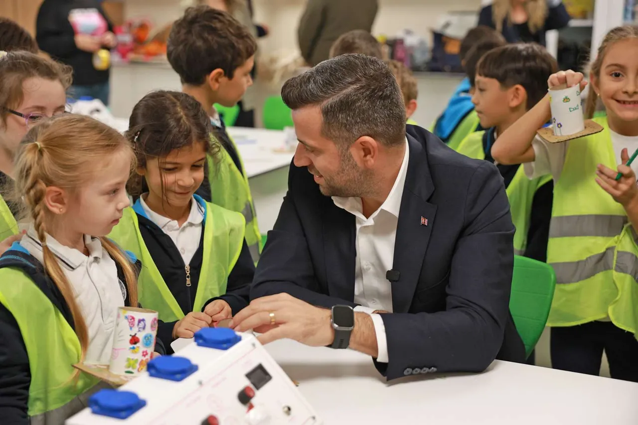 Minik eller atık ambalajdan kalem kutusu tasarladı