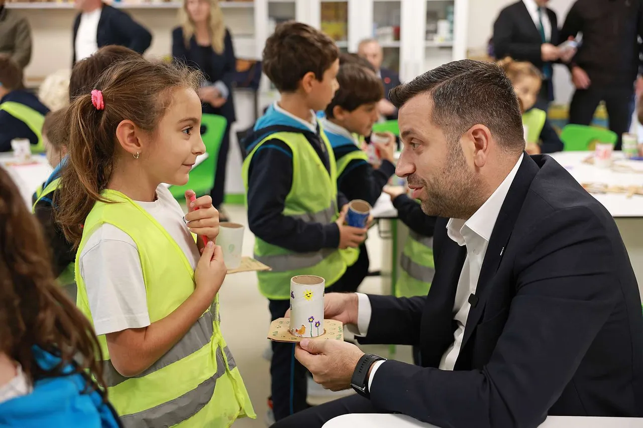 Minik eller atık ambalajdan kalem kutusu tasarladı