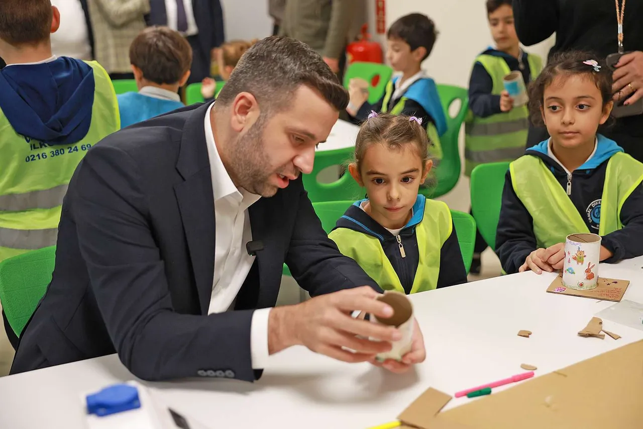 Minik eller atık ambalajdan kalem kutusu tasarladı