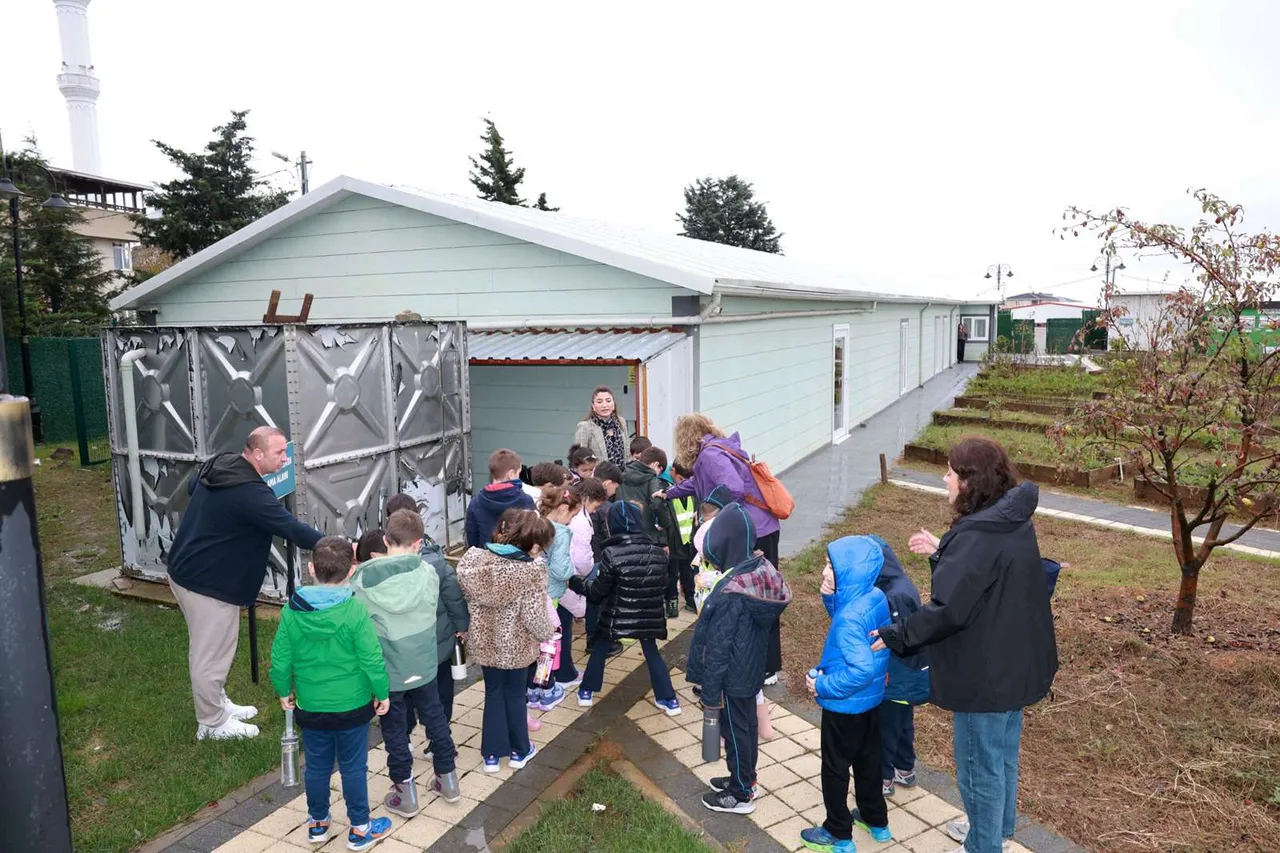 Minik eller atık ambalajdan kalem kutusu tasarladı