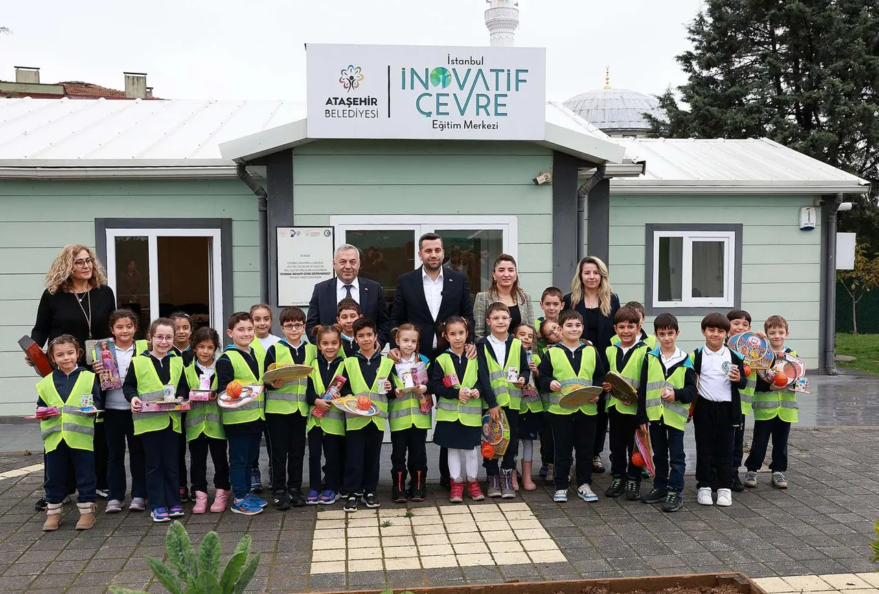 Minik eller atık ambalajdan kalem kutusu tasarladı