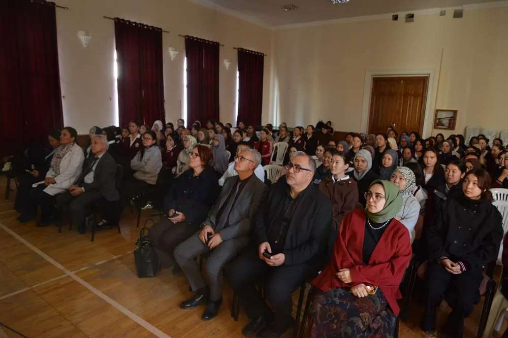 Kırgız gençlerin gönlünde Türkiye, hedefinde Türk üniversiteleri