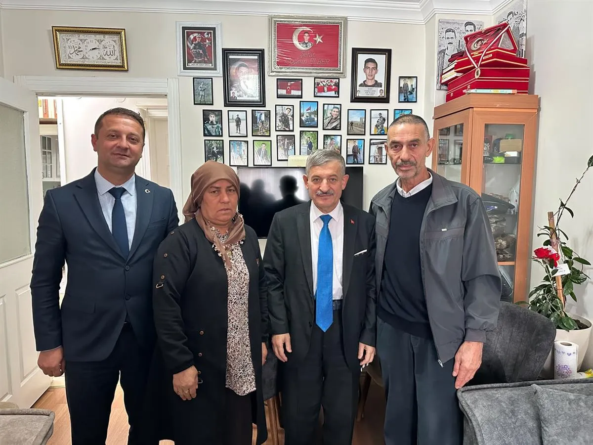 Şehit Coşkun Elber’in babası Adem Elber’i umre ibadetini tamamlayarak yurda dönmesinin ardından evinde ziyaret edildi