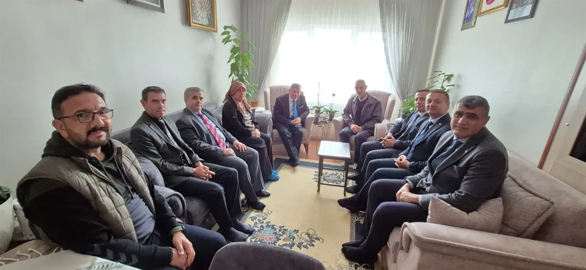 Şehit Coşkun Elber’in babası Adem Elber’i umre ibadetini tamamlayarak yurda dönmesinin ardından evinde ziyaret edildi
