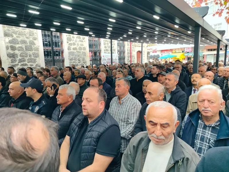 Giresun Vali Yardımcısı Yakınoğlu ve Kaymakam Civelek, Kıbrıs Gazisi Galip Sefer’in cenaze törenine katıldı