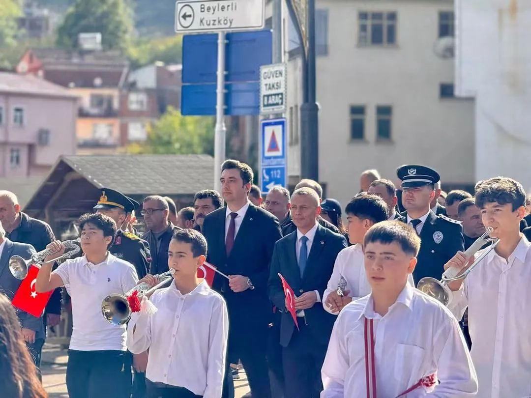 Kabataş'ta 29 Ekim Cumhuriyet Bayramı coşkusu: Bayrak Yürüyüşü