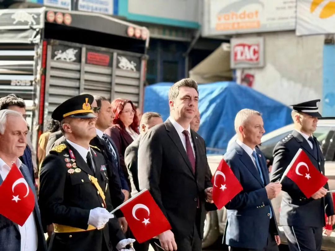 Kabataş'ta 29 Ekim Cumhuriyet Bayramı coşkusu: Bayrak Yürüyüşü