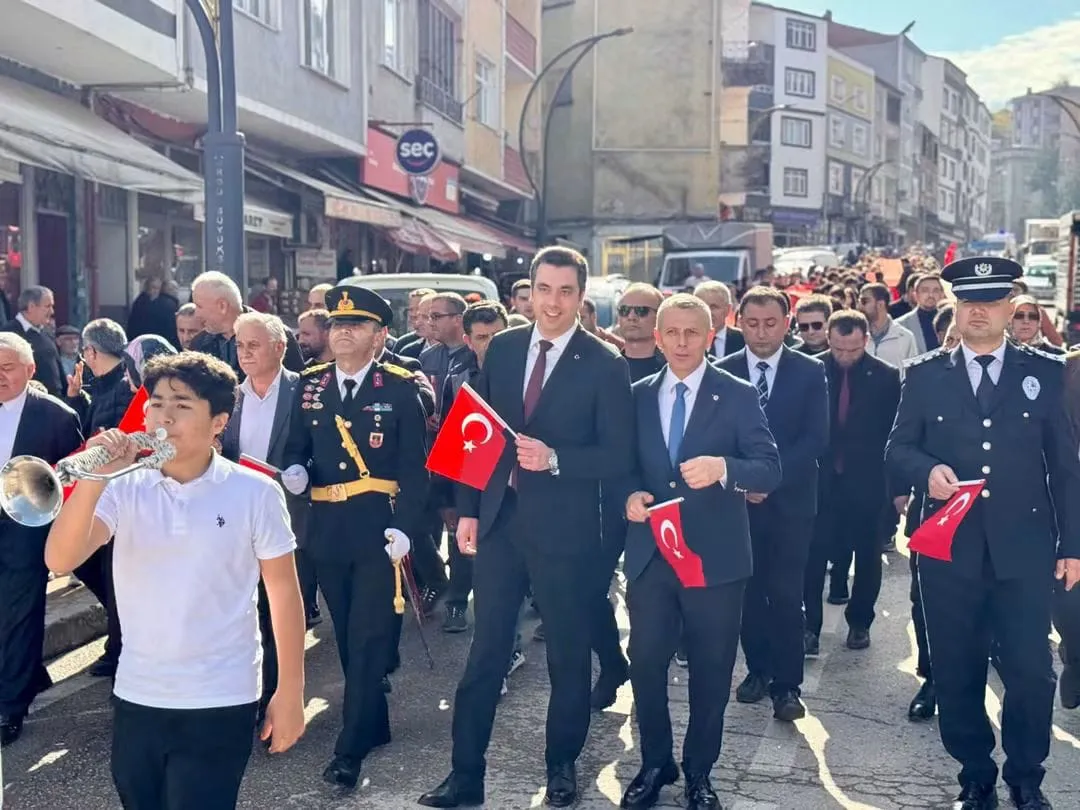 Kabataş'ta 29 Ekim Cumhuriyet Bayramı coşkusu: Bayrak Yürüyüşü