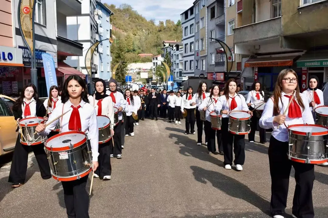 Kabataş'ta 29 Ekim Cumhuriyet Bayramı coşkusu: Bayrak Yürüyüşü