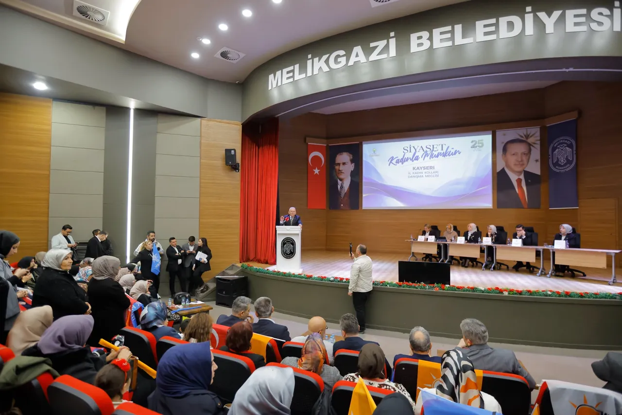 Başkan Büyükkılıç, AK Parti Kayseri İl Kadın Kolları Danışma Meclisi Toplantısı’na katıldı