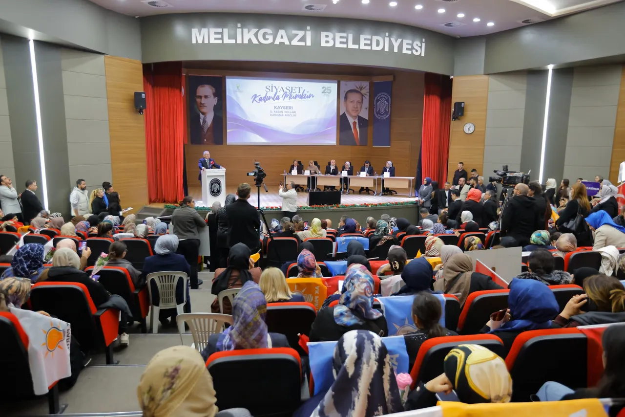 Başkan Büyükkılıç, AK Parti Kayseri İl Kadın Kolları Danışma Meclisi Toplantısı’na katıldı