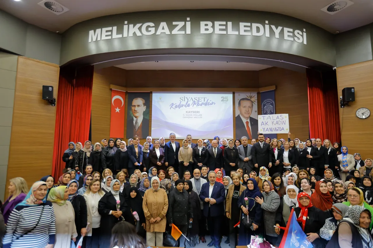 Başkan Büyükkılıç, AK Parti Kayseri İl Kadın Kolları Danışma Meclisi Toplantısı’na katıldı