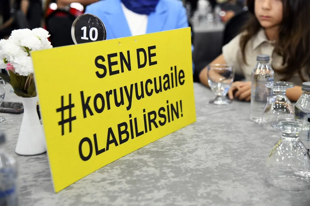 Mersin Valisi Toros’un Eşi Dudu İrem Toros, koruyucu ailelere yönelik düzenlenen programa katıldı