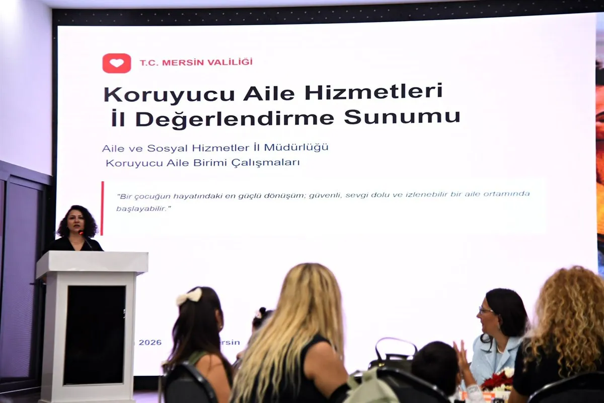 Mersin Valisi Toros’un Eşi Dudu İrem Toros, koruyucu ailelere yönelik düzenlenen programa katıldı