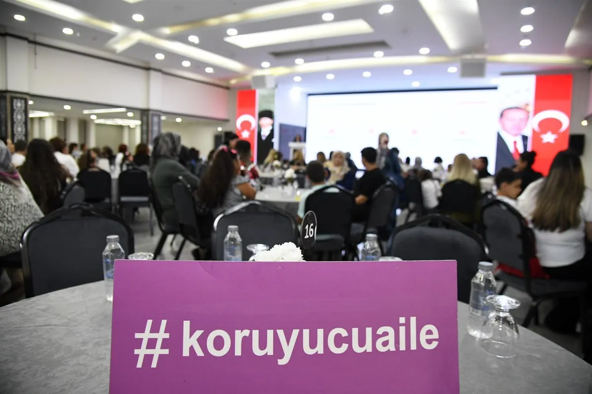 Mersin Valisi Toros’un Eşi Dudu İrem Toros, koruyucu ailelere yönelik düzenlenen programa katıldı