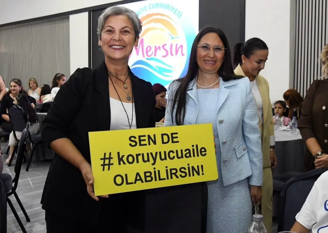Mersin Valisi Toros’un Eşi Dudu İrem Toros, koruyucu ailelere yönelik düzenlenen programa katıldı
