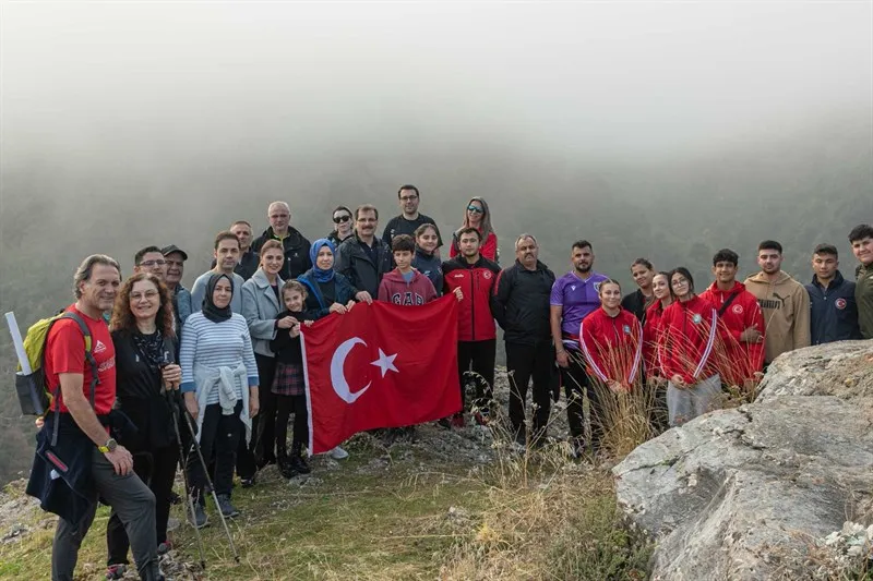 Salihli Kaymakamı Güldoğan, düzenlenen doğa yürüyüşünde gençlerle bir araya geldi