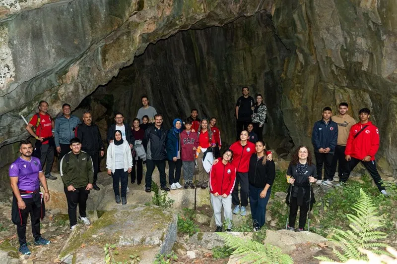 Salihli Kaymakamı Güldoğan, düzenlenen doğa yürüyüşünde gençlerle bir araya geldi