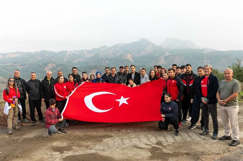 Salihli Kaymakamı Güldoğan, düzenlenen doğa yürüyüşünde gençlerle bir araya geldi